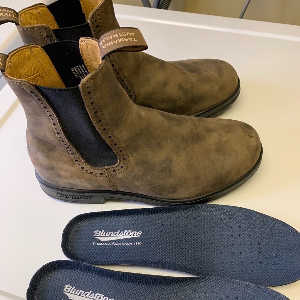 95% new blundstone men’s boots